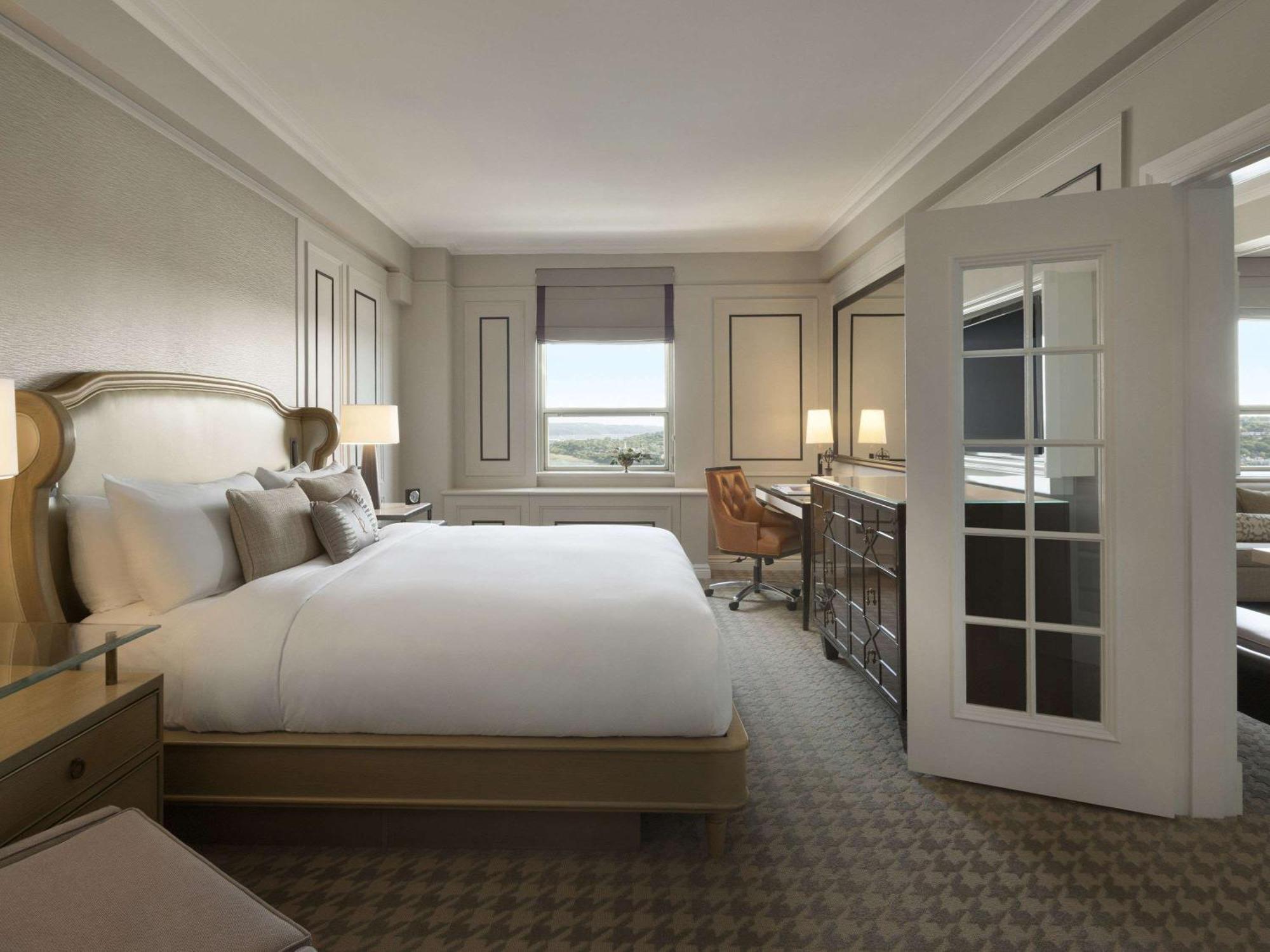 فندق فيرمونت لو شاتو فرونتناك مدينة كويبيك المظهر الخارجي الصورة A bedroom at the hotel