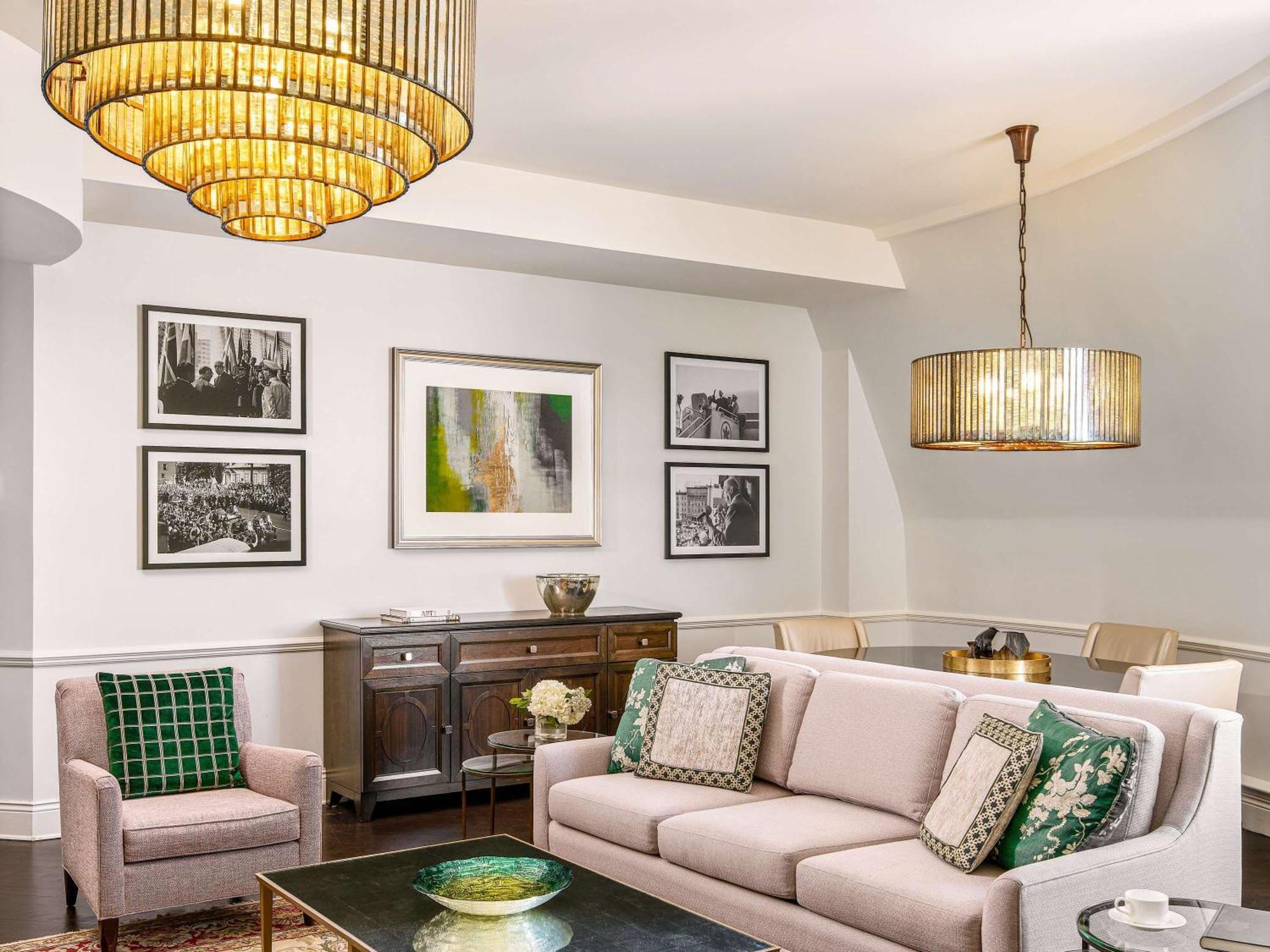 فندق فيرمونت لو شاتو فرونتناك مدينة كويبيك المظهر الخارجي الصورة A living room with a sofa