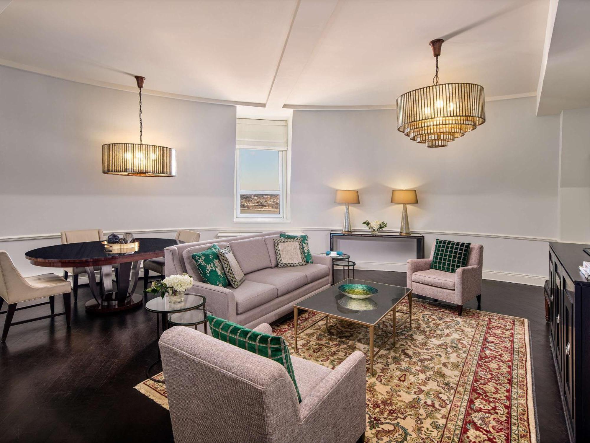 فندق فيرمونت لو شاتو فرونتناك مدينة كويبيك المظهر الخارجي الصورة The living room of a suite at the hotel