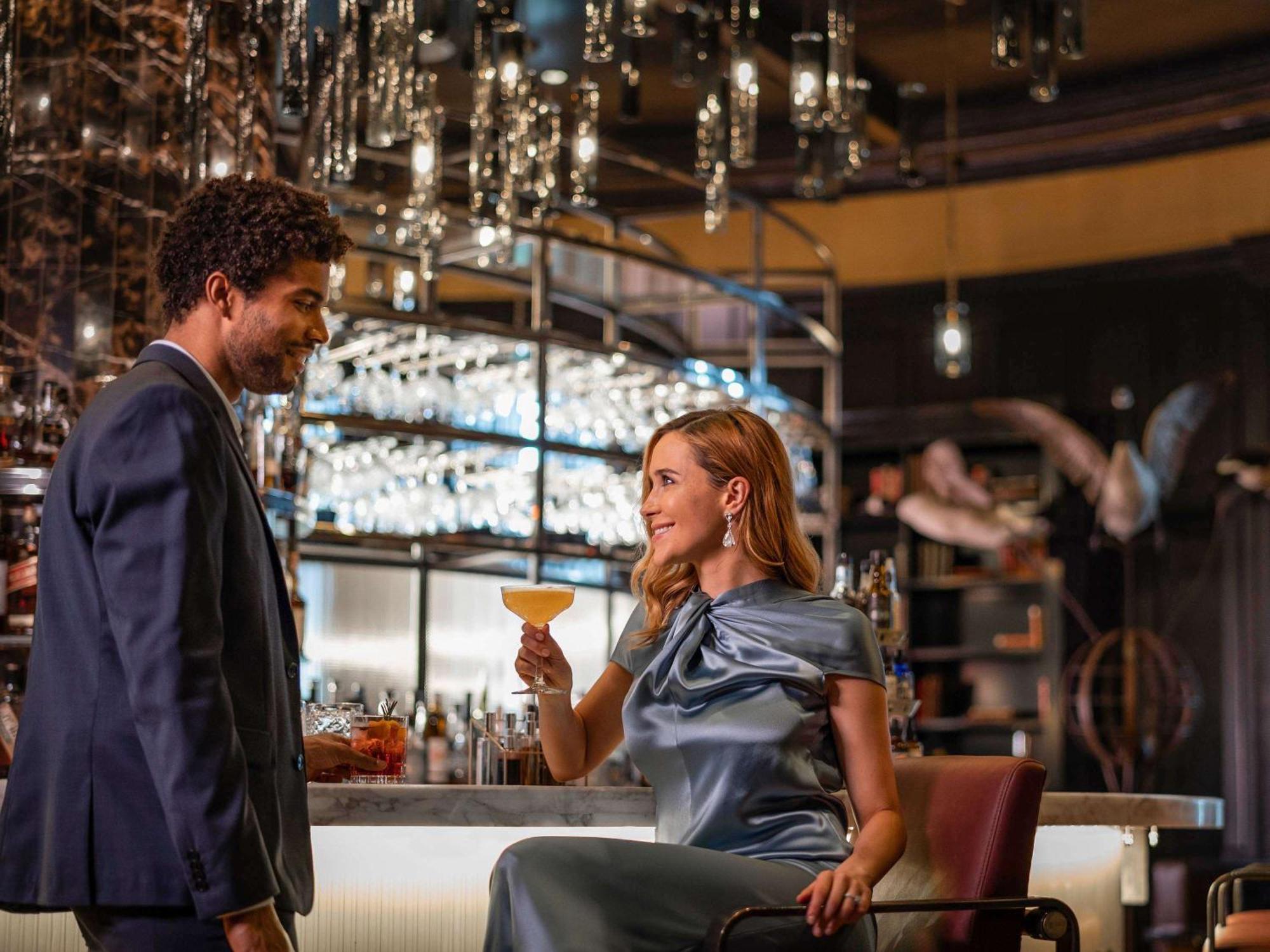 فندق فيرمونت لو شاتو فرونتناك مدينة كويبيك المظهر الخارجي الصورة The bar at the Ritz-Carlton, Tysons
