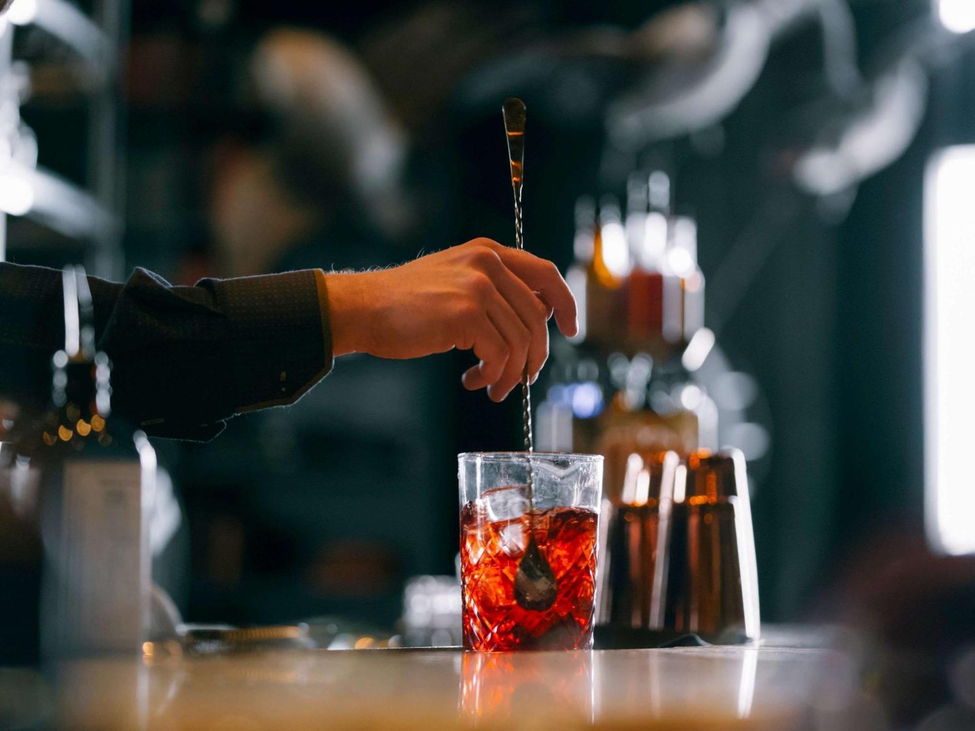 فندق فيرمونت لو شاتو فرونتناك مدينة كويبيك المظهر الخارجي الصورة A bartender stirring a Negroni