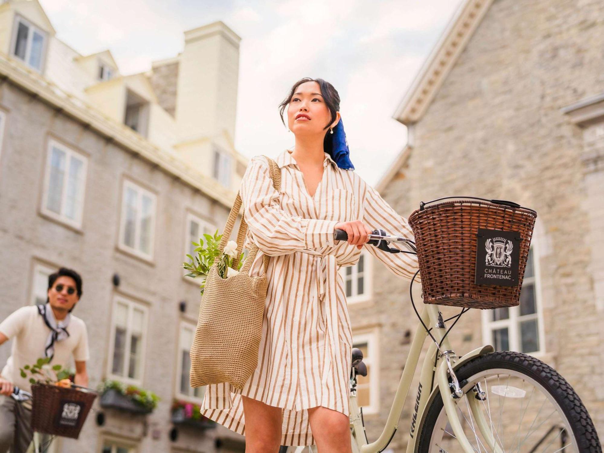فندق فيرمونت لو شاتو فرونتناك مدينة كويبيك المظهر الخارجي الصورة A woman with a bicycle in Montreal