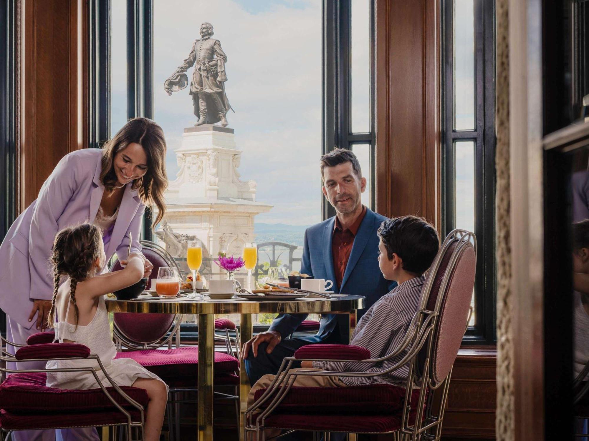 فندق فيرمونت لو شاتو فرونتناك مدينة كويبيك المظهر الخارجي الصورة Family dining at the hotel