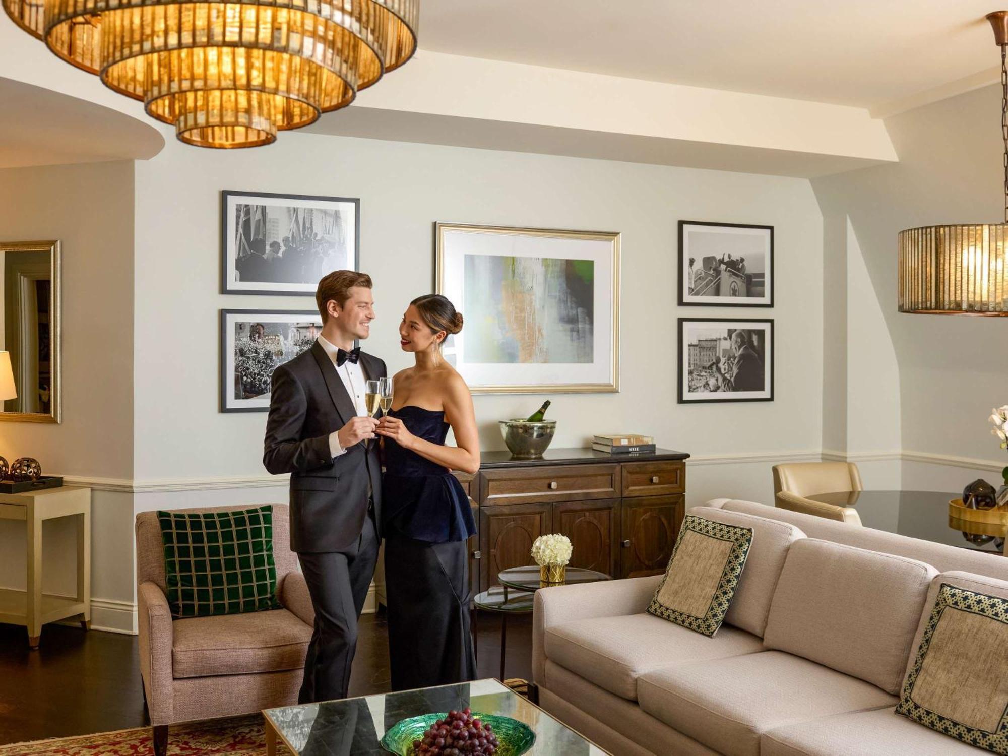 فندق فيرمونت لو شاتو فرونتناك مدينة كويبيك المظهر الخارجي الصورة The living room of a suite at the St. Regis