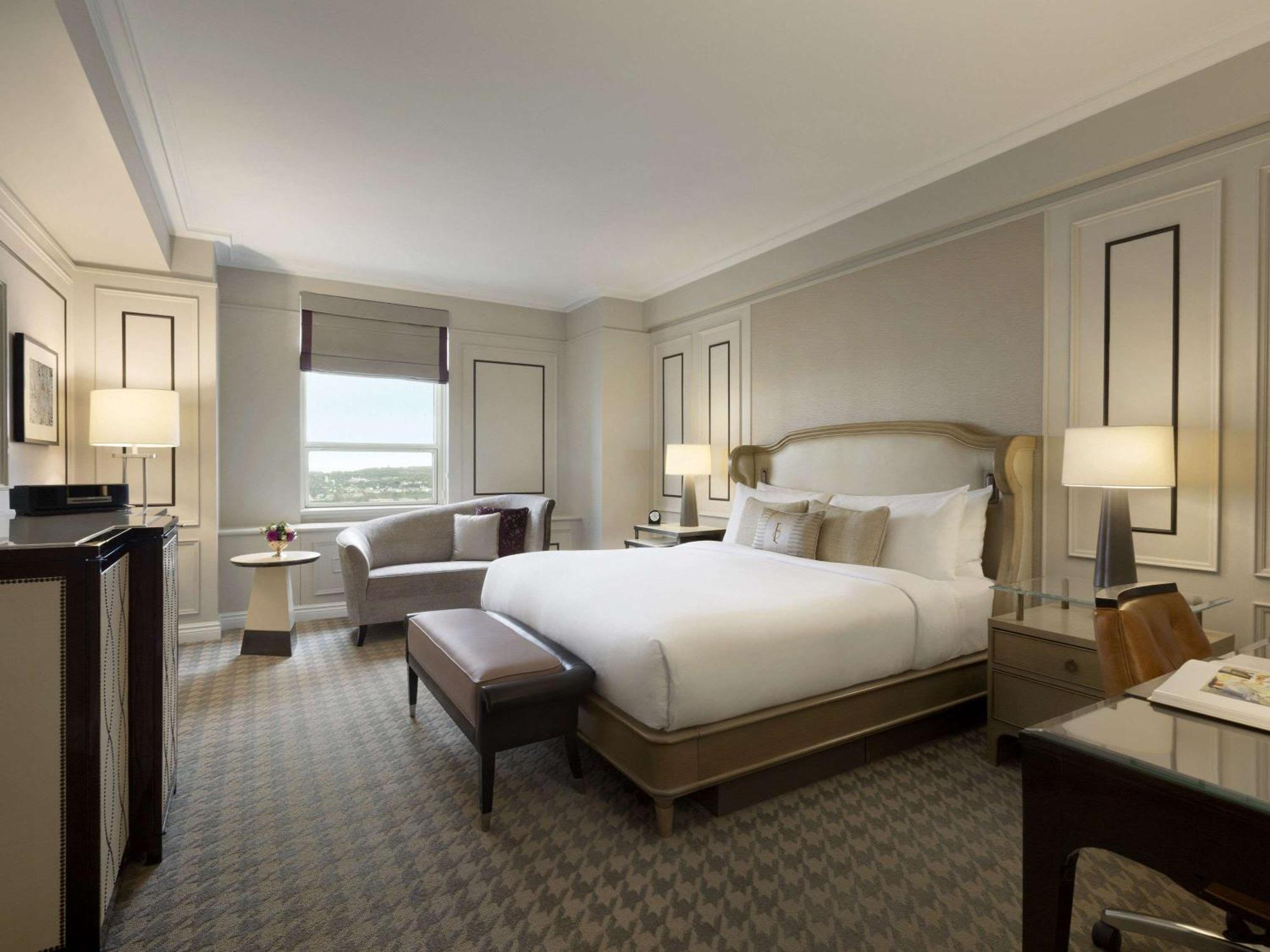 فندق فيرمونت لو شاتو فرونتناك مدينة كويبيك المظهر الخارجي الصورة A guest room at The St. Regis New York